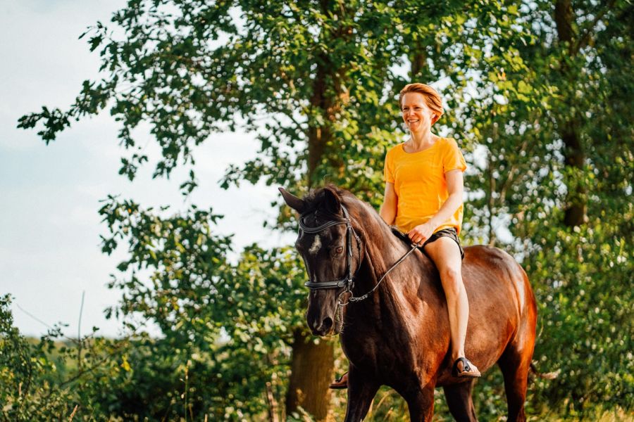 L'équitation à cru est ce qu'on appelle le style naturel d'équitation. Le cavalier monte à cheval sans selle.